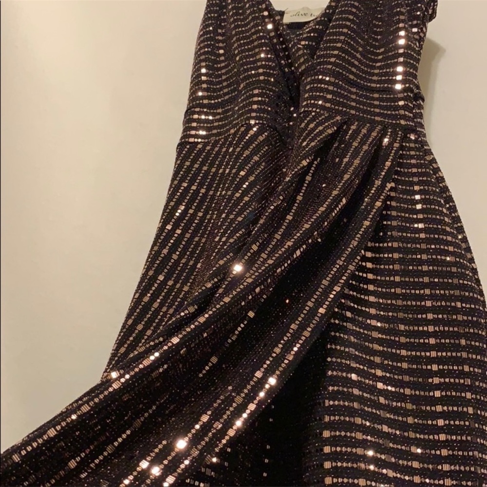 ✨👗3 Short Dresses & 1 Robe Bundle ✨ - Picture 11 of 16